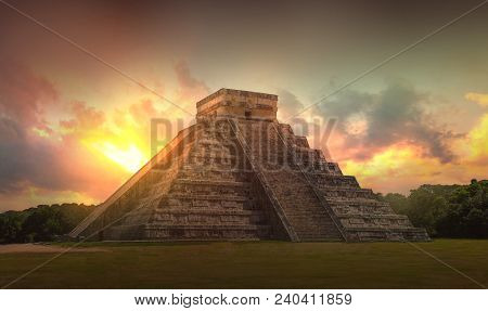 Mexico, Chichen Itzá, Yucatán. Mayan Pyramid Of Kukulcan El Castillo At Sunset