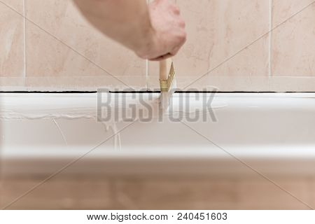 Process Of Applying Liquid Acrylic On Old Bath Enamel