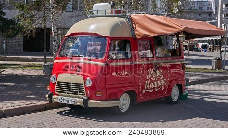 Krasnoyarsk, Russia - May 12, 2018:
 Motor Car Renault Estafette R2136a Microcar De Luxe, 
The Vehic