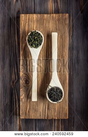 Traditional Chinese Green Tea Different Fermentation Wooden Culinary Spoons With Fresh Brewed Leaves