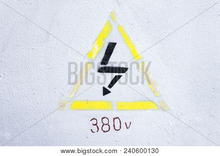 Yellow Note High Voltage 380 Volt Jon Light Bacground