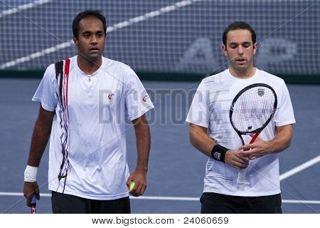 บูกิตคิท - 01 oct: Rajeev Ram (ซ้าย) กล่าวกับ Scott Lipsky ในกึ่งฟินี้มาเลเซียเปิด