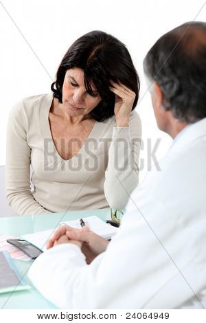 Femme inquiète à pied à un homme