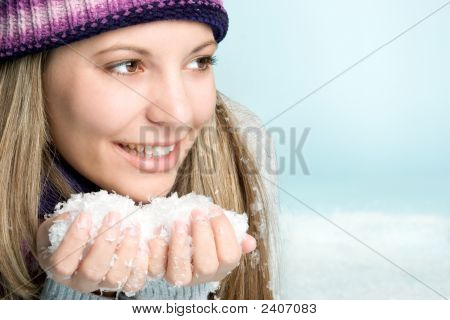Le mani pieno di neve