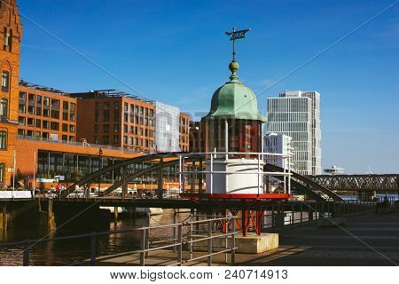 Hamburg, Germany - May 17, 2018: Old Beacon Lighthouse And Red Brick Building In Background, Hafenci