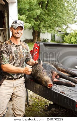 Wildschwein-Mann stolz