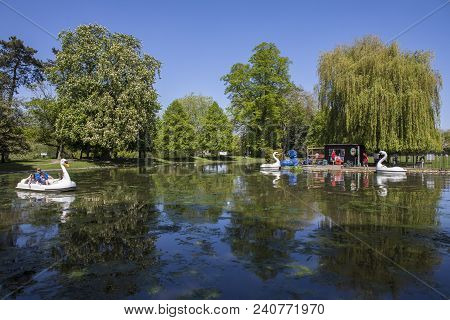 Colchester, Uk - May 7th 2018: A View Of The Boating Lake In Colchester Castle Park In The Historic 