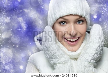 따뜻한 옷 클로즈 업 초상화에 아름 다운 여자