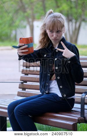 Girls make selfie