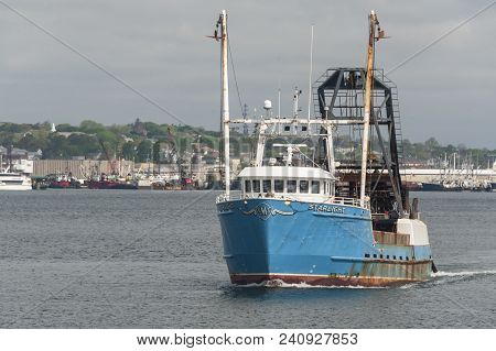 New Bedford, Massachusetts, Usa - May 16, 2018: Clammer Starlight Leaving Port With New Bedford Wate