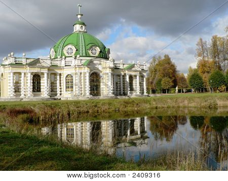 Manor Sheremetev oszlop.