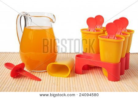 Succo Multifrutta In una brocca e un modulo per congelamento