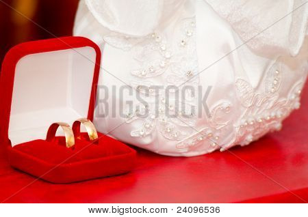 Trauringe und Braut Handtasche
