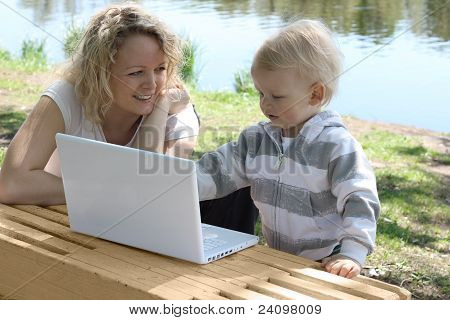 anya és a gyermek laptop