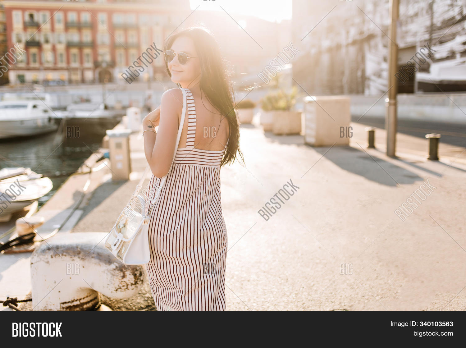 Девушка обернулась. Парень оборачивается на девушку. Девушка бежит и оглядывается назад. Same color dress walking confusion. Тини герл унижают девочек.