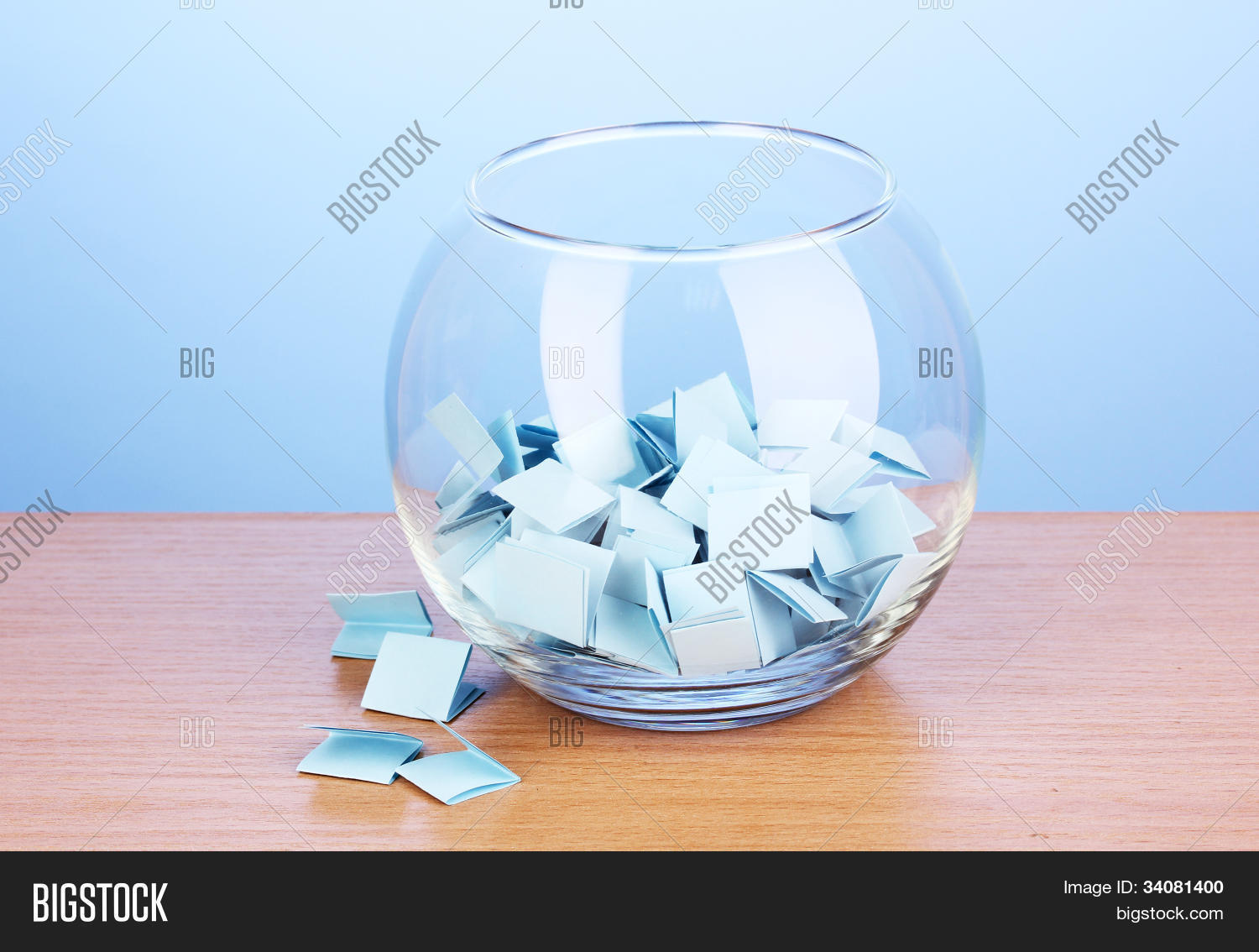 Лотерея с бумажками в вазе. Бумажки для лотереи. Баночка с бумажками. Баночка с бумажками. Ваза для лотереи.