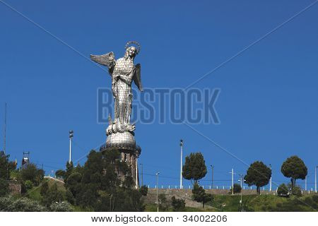 Staty av Madonna på El Panecillo i Quito, Ecuador