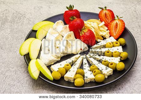 Snack Assorted Cheeses Plate