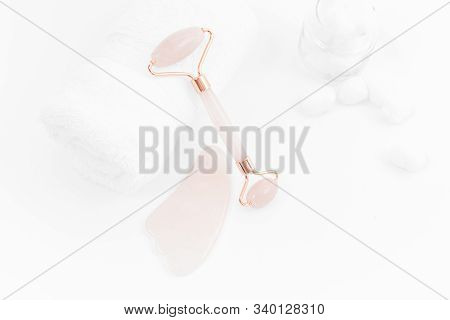 Jade Roller. Jade Face Roller For Beauty Facial Massage Therapy