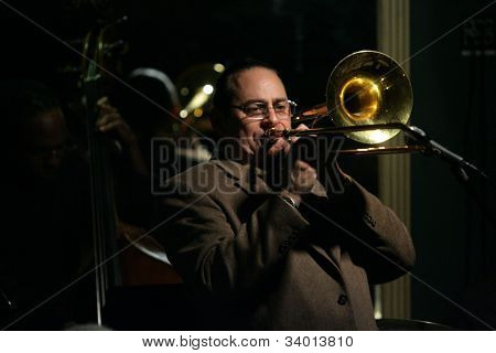MADISON, NJ - 16 de junho: Steve Turre executa com seu quarteto de Jazz de Shanghai em 16 de junho de 2012 no Ma