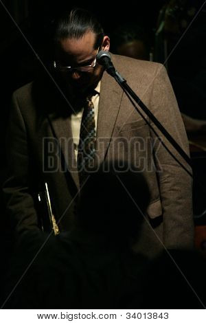 MADISON, NJ - 16 de junho: Steve Turre curva sua cabeça como ele executa com o seu quarteto no Shanghai Jazz em