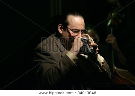 MADISON, NJ - 16 de junho: Steve Turre sopra em uma concha de caramujo, como ele executa com o seu quarteto no Sh