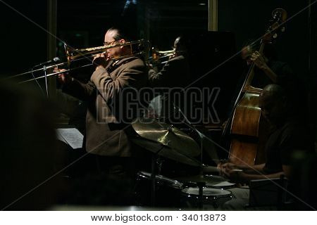 MADISON, NJ - 16 de junho: Steve Turre executa com seu quarteto de Jazz de Shanghai em 16 de junho de 2012 no Ma