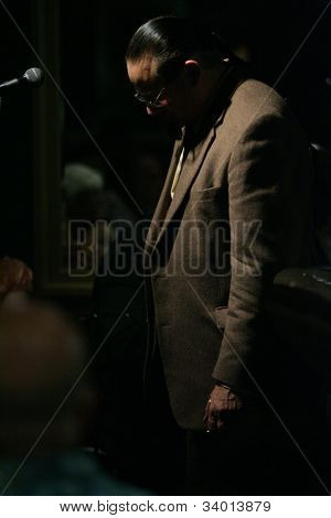 MADISON, NJ - 16 de junho: Steve Turre curva sua cabeça como ele executa com o seu quarteto no Shanghai Jazz em