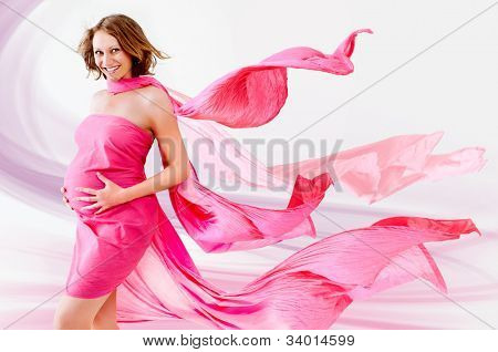 hermosa mujer embarazada con vestido rosa