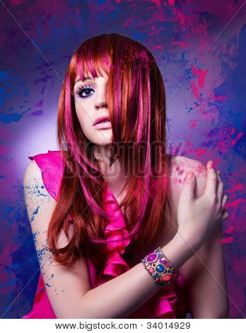 ragazza con bei capelli rosso colorato e appariscente make-up