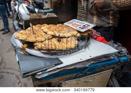 Delhi, India - December 14, 2019: Vendor Selling Traditional India Bread On The Street In Chandi Cho