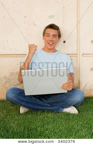 Student z laptopa