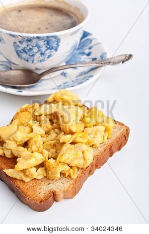 toast med røræg og kaffe