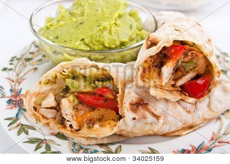 tradiční mexický kuřecí a hovězí fajitas s guacamole