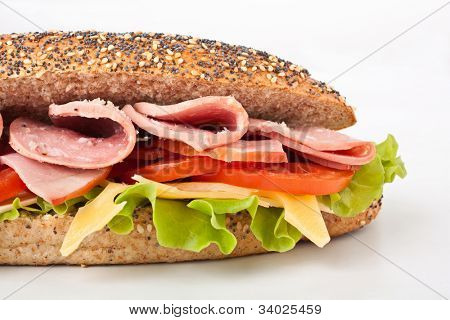 sándwich baguette de tiempo integral con lechuga, tomate, jamón, pechuga de pavo y queso
