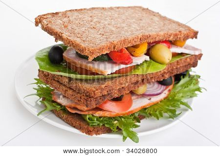 große gesunde Brötchen gemacht mit Vollkornbrot, Putenbrust und Gemüse