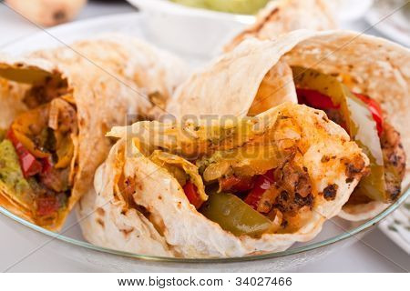  tradiční mexický kuřecí a hovězí fajitas s guacamole