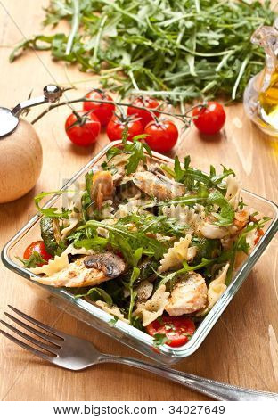 Makarna ve tavuk salata