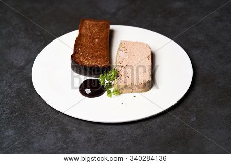 Chicken Liver Pate With Blackcurrant,fig Sauce And Toasted Bread