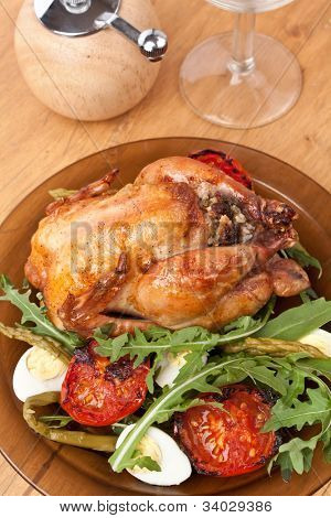 frango inteiro grelhado guarnecido com legumes