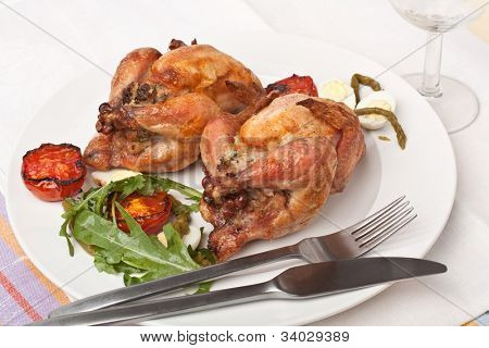 frangos inteiro grelhados guarnecidos com legumes