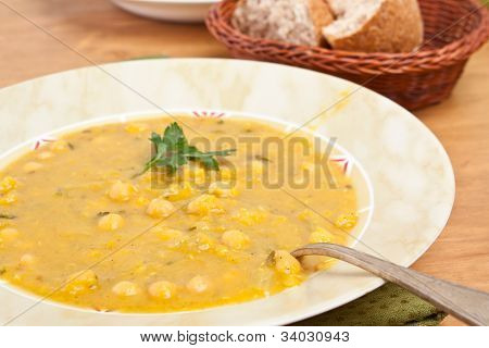 piatto di zuppa marocchina di ceci e lenticchie