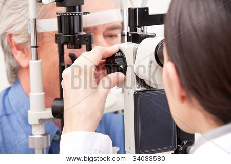 หมอตรวจสายตาในการทำภาพทดสอบ pateient