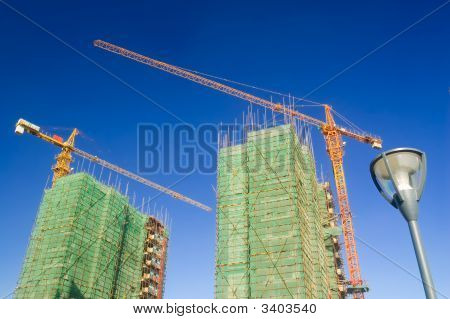 Gru ed edificio In costruzione