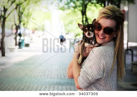 Žena s Chihuahua - Chiwawa