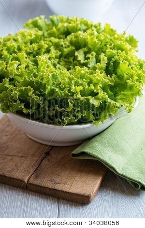 Färsk sallad i en skål