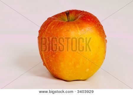 Frischer Apfel mit Wassertropfen