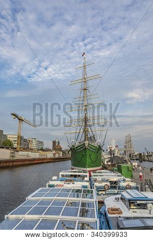 Hamburg, Germany - Aug 2, 2017: View To Harbor Of Hamburg With Historic Rickmer Rickmers At The Land