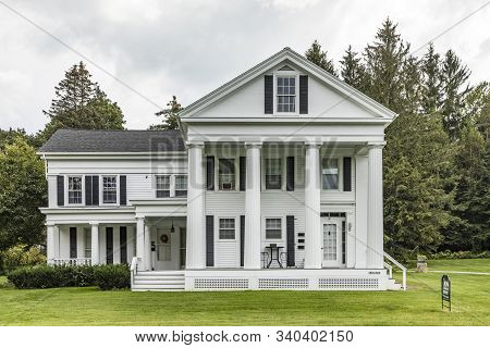 Bennington, Usa - Sep 21, 2017: Typical Wooden Small Farm House In Victorian Style In Bennington, Ve