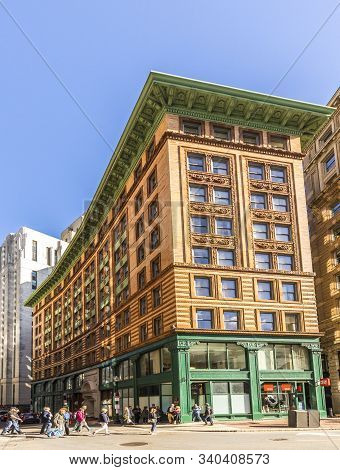 Boston, Usa - Sep 29, 2017: Streetlife Downtown Boston With Mixture Of Old And Modern Skyscraper  An